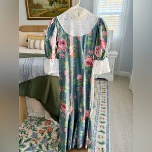 Vintage Floral Maxi Dress with Lace Details